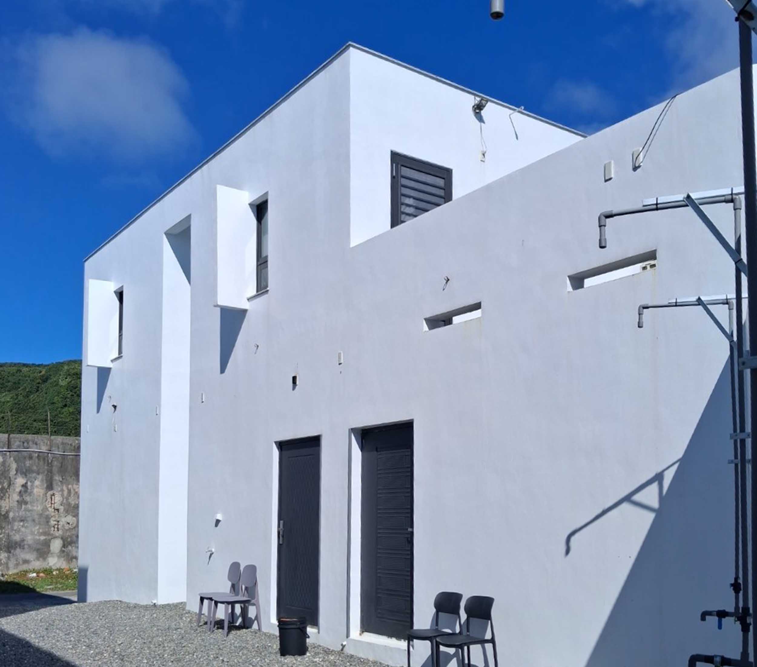 綠島白色公寓的照片